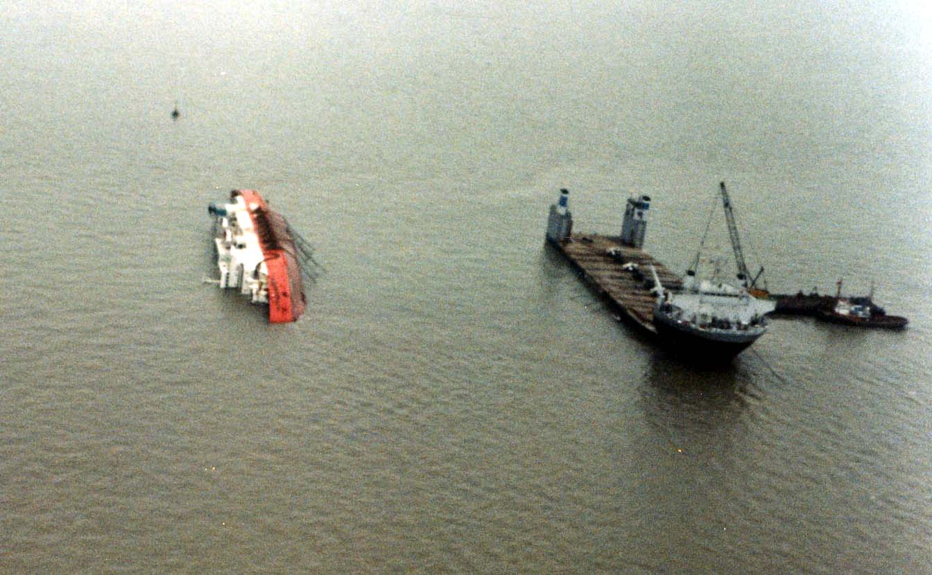 Raising of the European Gateway 1983Ted Ingham, CC BY-SA 3.0 <https://creativecommons.org/licenses/by-sa/3.0>, via Wikimedia Commons